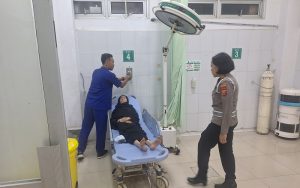 Begini Aksi Heroik Kasat Lantas Polres Purwakarta saat Bantu Penyebaran Jalan yang Pingsan