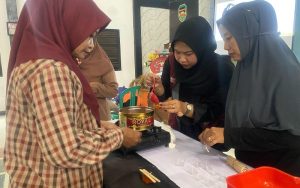 Mahasiswa KKN STIES dan Ibu-Ibu Kader Desa Cigelam Purwakarta Olah Minyak Jelantah Jadi Lilin Hias