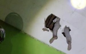 Viral! Maling Motor di Bandung Nyangkut di Plafon Rumah Saat Kabur
