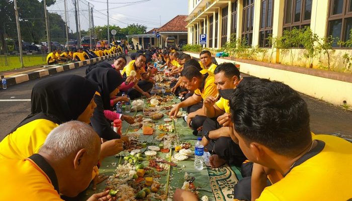 Munggahan Unik! Polres Purwakarta Gelar Nasi Liwet Sepanjang 270 Meter Sambut Ramadhan
