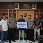 Penyerahan bantuan dana sosial Syariah secara simbolis dari FIFGROUP kepada DKM Pembangunan Pembangunan Masjid Asy-Syifa Polres Purwakarta (Foto: Gin/Jabarnews)