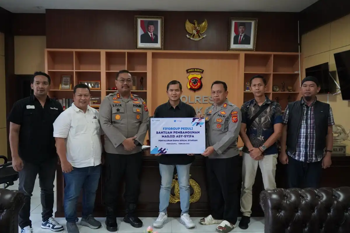 Penyerahan bantuan dana sosial Syariah secara simbolis dari FIFGROUP kepada DKM Pembangunan Pembangunan Masjid Asy-Syifa Polres Purwakarta (Foto: Gin/Jabarnews)