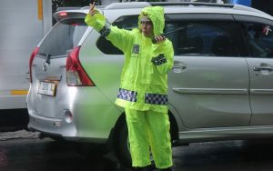 Kasat Lantas Polres Purwakarta Terjun Langsung Atur Lalu Lintas di Tengah Hujan