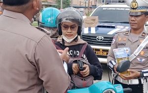 Kena Razia, Pengendara di Sedang Bedagai Malah Dapat Minyak Goreng dan Coklat