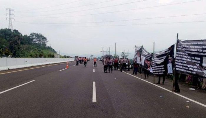 Warga Tiga Desa Tuntut Ganti Rugi Tol Cisumdawu, Nyaris Tutup Akses Jalan