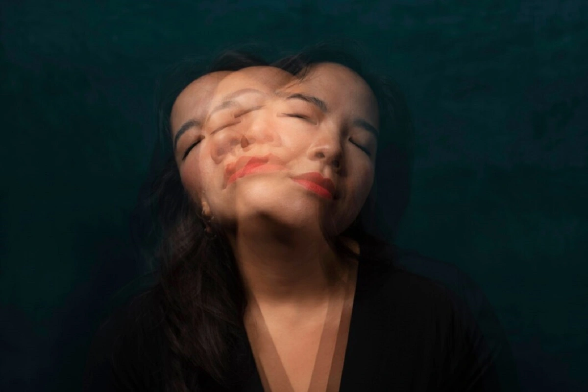 Illustration of the shadow of patriarchy and sexism on women's voices in public spaces (Freepik.com)