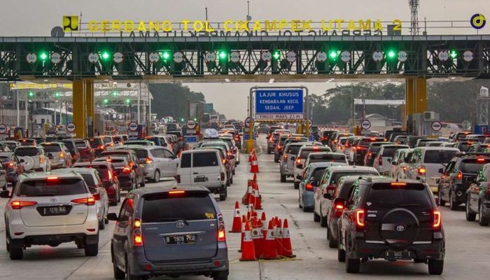 Macet Parah di Tol Trans Jawa, Pemudik Terjebak Hingga 13 Jam