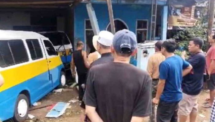 Sebabkan Dua Orang Kritis, Ini Kronologi Sopir Angkot Ugal-ugalan Tabrak Pedagang Takjil di Garut