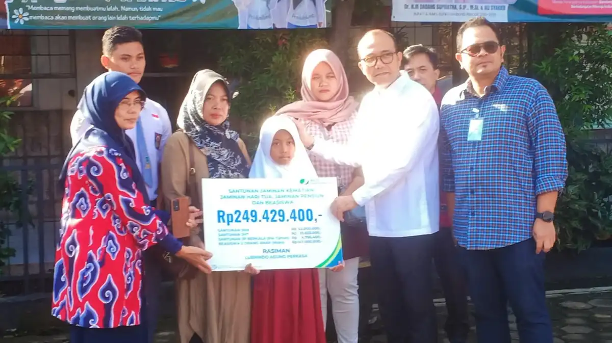 BPJS Ketenagakerjaan Cabang Bandung Bojongsoang menyerahkan santunan jaminan kematian Rp249,4 juta kepada ahli waris Almarhum Rasiman, pengusaha UMKM di Kabupaten Bandung. (Foto: Istimewa)