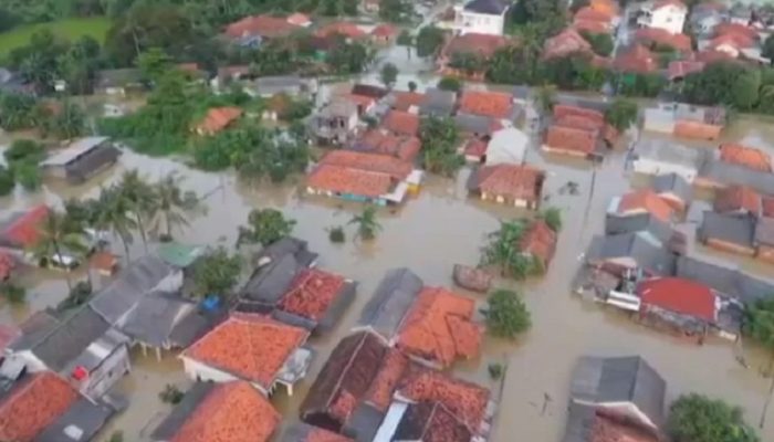 Ribuan Warga Karawang Mengungsi Akibat Banjir, BPBD Catat 10.180 Jiwa Terdampak