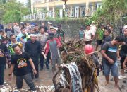 Dedi Mulyadi Turun Langsung ke Sungai Cipalabuan, Bersihkan Sampah Pasca Banjir Bandang Sukabumi