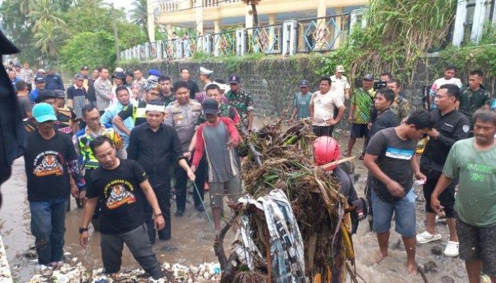 Dedi Mulyadi Turun Langsung ke Sungai Cipalabuan, Bersihkan Sampah Pasca Banjir Bandang Sukabumi