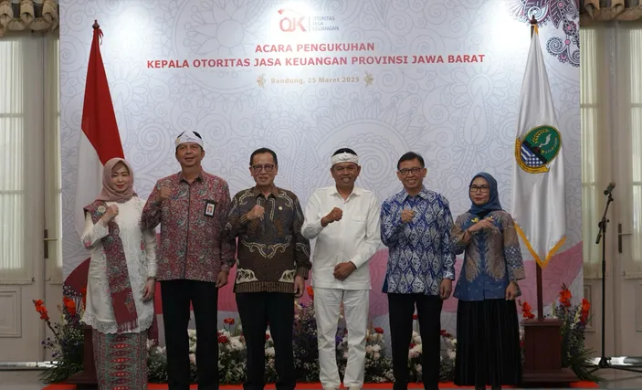 Kepala Eksekutif Pengawas Perbankan OJK Dian Ediana Rae bersama Gubernur Jabar Dedi Mulyadi, saat pelantikan Kepala OJK Jabar Darwisman, di Gedung Pakuan, Kota Bandung, Selasa (25/3/25). (Foto: Istimewa)