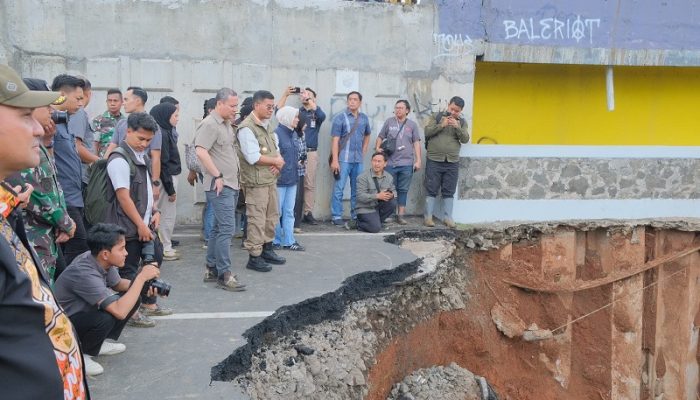 Tinjau Korban Banjir Bekasi, Erwan Setiawan Pastikan Penanganan Optimal