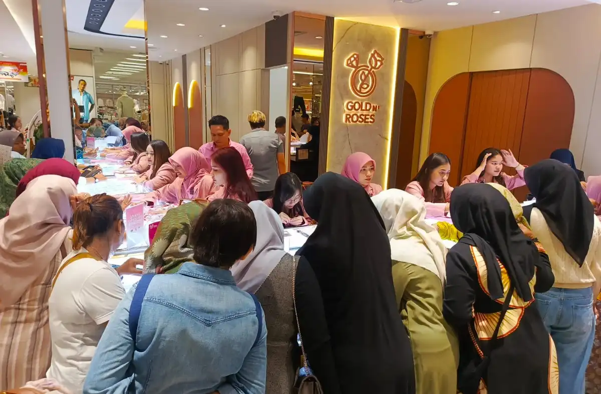 Masyarakat Purwakarta saat menyerbu Gold N' Roses Di Toserba Yogya Purwakarta. (Foto: Gin/Jabarnews)