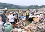 Sekda Jabar Tinjau Longsor Sampah di TPA Sarimukti, Pemasangan Kawat Bronjong Jadi Solusi