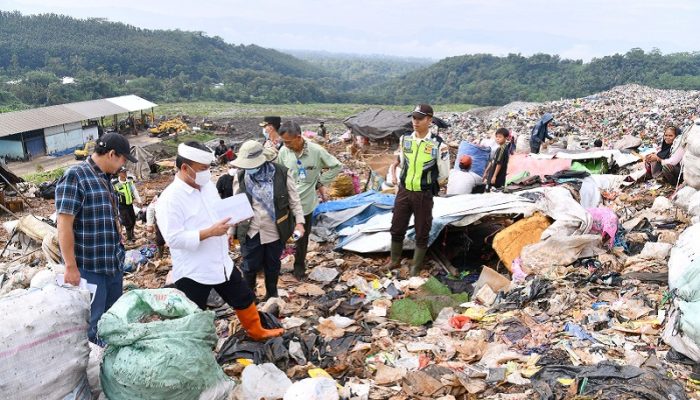 Sekda Jabar Tinjau Longsor Sampah di TPA Sarimukti, Pemasangan Kawat Bronjong Jadi Solusi