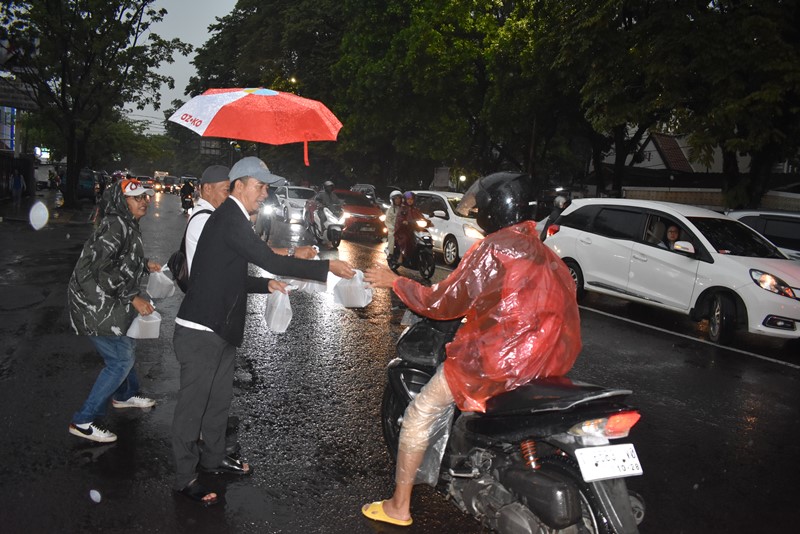 Di Tengah Hujan Ramadan 1446 H, PWI Kota Bandung Tetap Berbagi