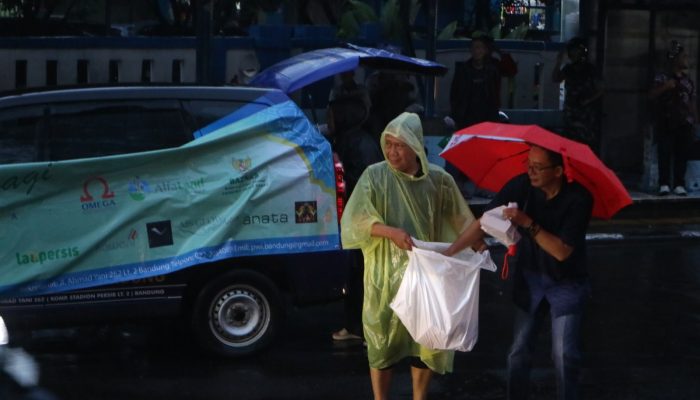 Kebaikan Tak Terhenti oleh Hujan: Bukti Kepedulian PWI Kota Bandung Tak Mengenal Halangan
