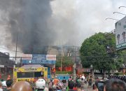 Kebakaran Hebat Landa Pasar Jumaah Purwakarta, Ratusan Kios Ludes Dilalap Api