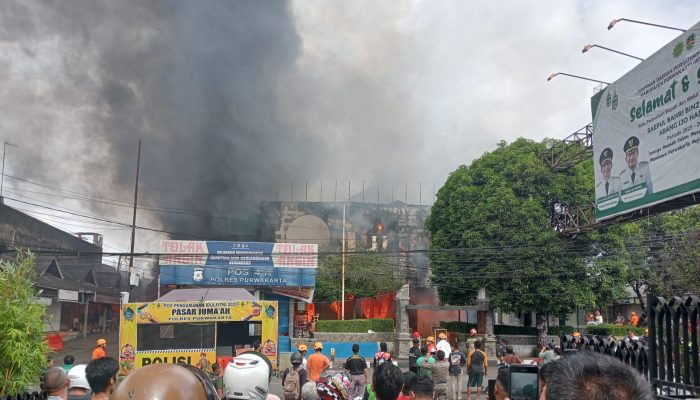 Kebakaran Hebat Landa Pasar Jumaah Purwakarta, Ratusan Kios Ludes Dilalap Api