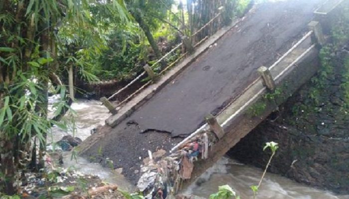 Jembatan Penghubung di Puncak Cianjur Ambruk, Akses Warga Terputus!