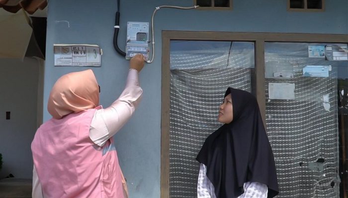 Srikandi PLN Hadirkan Listrik Gratis untuk Keluarga Prasejahtera di Jawa Barat