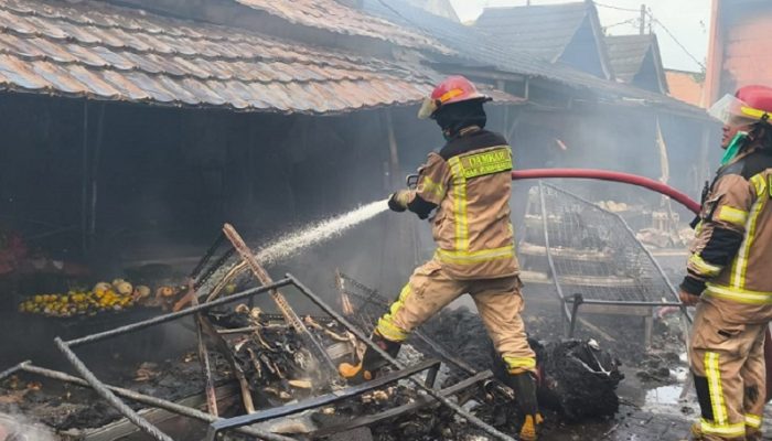 Pasar Jumaah Purwakarta Terbakar Hebat, Ratusan Kios Ludes!