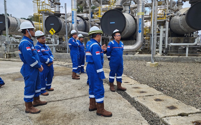 Pekerja PLN