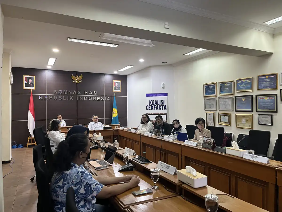 Tim Koalisi Cek Fakta saat audiensi dengan Komnas HAM membahas perlindungan bagi pemeriksa fakta, di Jakarta, Senin (3/3/2025) (Foto: Ist)