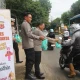 Kapolres Purwakarta AKBP Lilik Ardhiansyah bersama jajaran membagikan takjil gratis kepada pengendara yang melintas di depan Mapolres Purwakarta, Jumat (7/3/2025). (Foto: Gin/Jabarnews)