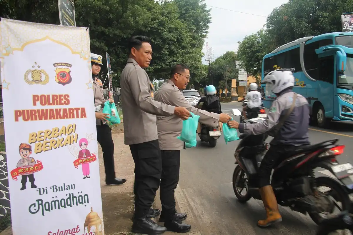 Kapolres Purwakarta AKBP Lilik Ardhiansyah bersama jajaran membagikan takjil gratis kepada pengendara yang melintas di depan Mapolres Purwakarta, Jumat (7/3/2025). (Foto: Gin/Jabarnews)