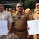 Kadisdik Purwakarta, Purwanto, bersama perwakilan kepala sekolah menandatangani Fakta Integritas tentang tentang Perpisahan Sekolah dan Kenaikan Kelas di Halaman Kantor Disdik Purwakarta, Senin (3/3/2025). (Foto: Disdik Purwakarta)