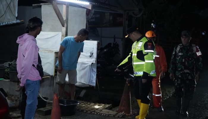 Kapolres Purwakarta Tinjau Lokasi Banjir di Jatiluhur, Salurkan Bantuan untuk Warga