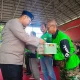Kapolres Purwakarta, AKBP Lilik Ardhiansyah saat menyerahkan bantuan kepada pengemudi Ojek Online. (Foto: Gin/Jabarnews)