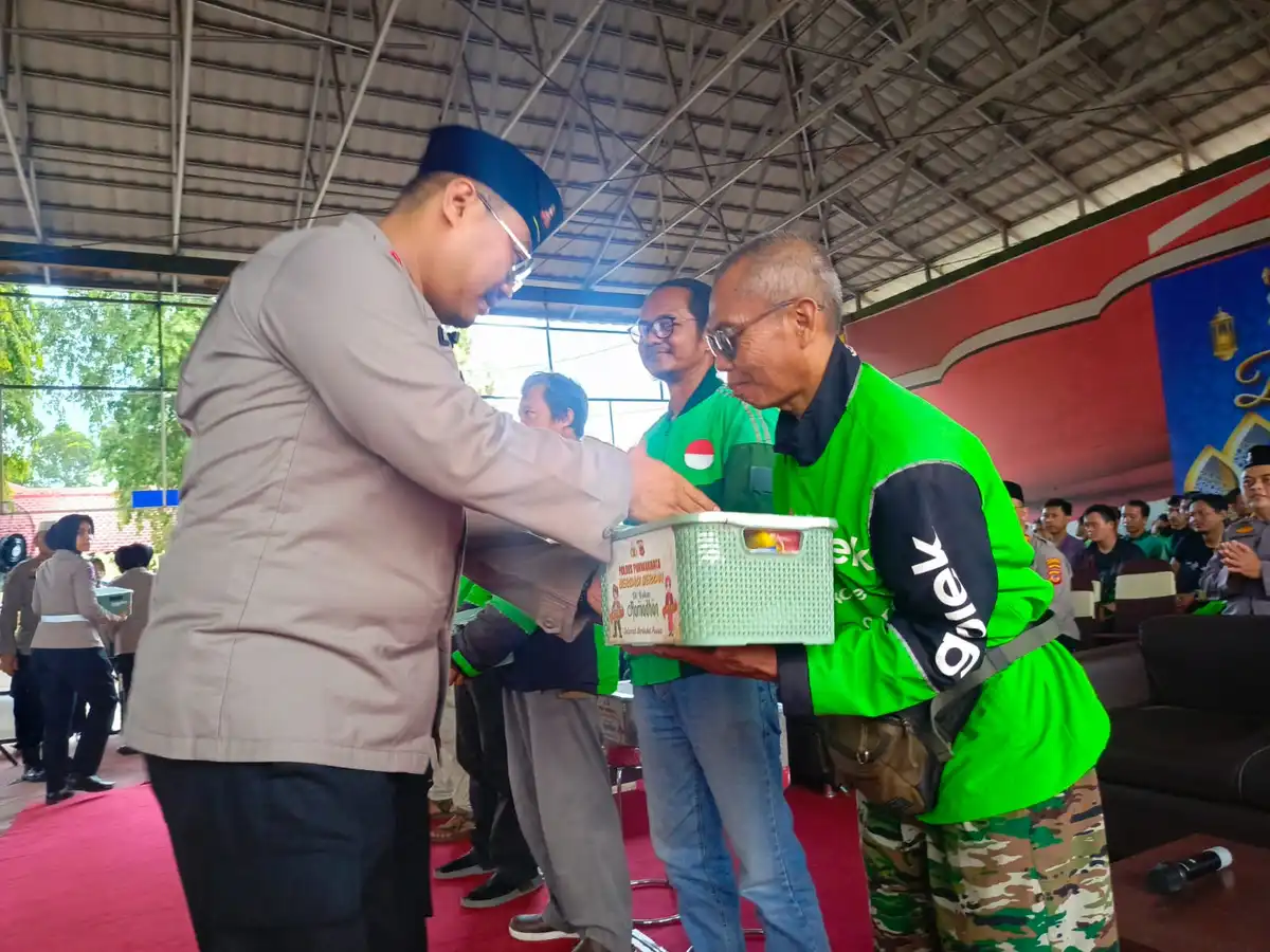 Kapolres Purwakarta, AKBP Lilik Ardhiansyah saat menyerahkan bantuan kepada pengemudi Ojek Online. (Foto: Gin/Jabarnews)