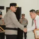 Kapolres Purwakarta, AKBP Lilik Ardiansyah saat memberikan penghargaan. (Foto: Dok Polres Purwakarta)