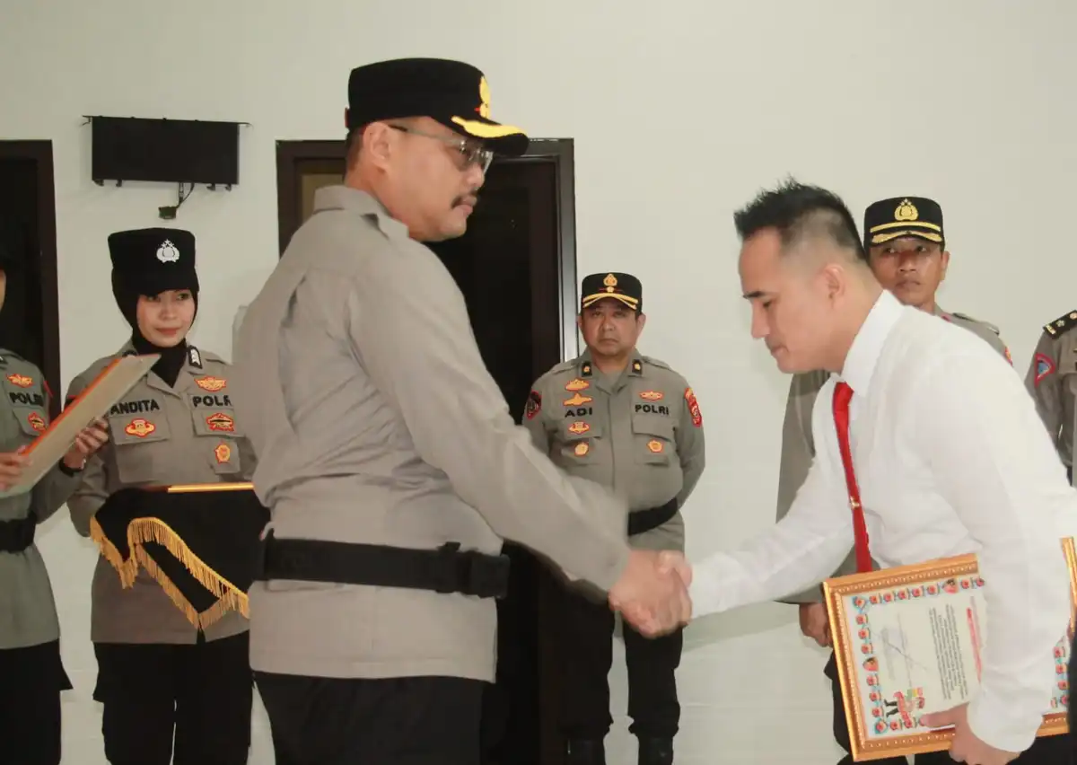 Kapolres Purwakarta, AKBP Lilik Ardiansyah saat memberikan penghargaan. (Foto: Dok Polres Purwakarta)