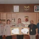 Kapolres Purwakarta AKBP Lilik Ardhiansyah menerima dua penghargaan KPPN 2024 atas pengelolaan anggaran terbaik. (Foto: Dok. Polres Purwakarta)