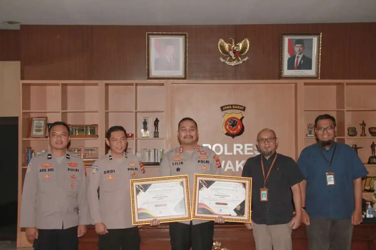 Kapolres Purwakarta AKBP Lilik Ardhiansyah menerima dua penghargaan KPPN 2024 atas pengelolaan anggaran terbaik. (Foto: Dok. Polres Purwakarta)