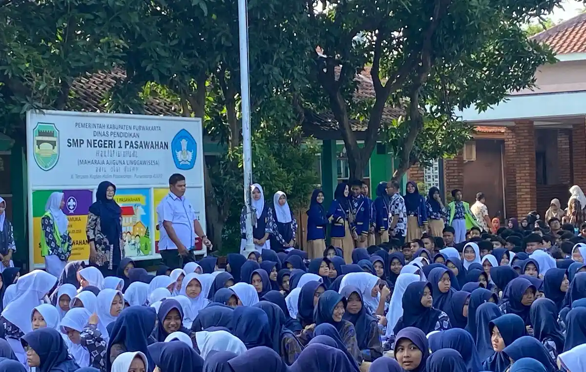 Pelajar SMPN 1 Pasawahan, Kabupaten Purwakarta, antusias mengikuti sosialisasi bahaya narkoba yang digelar Satres Narkoba Polres Purwakarta dalam momentum Ramadhan, Jumat (7/3/2025). (Foto: Dok. Polres Purwakarta)