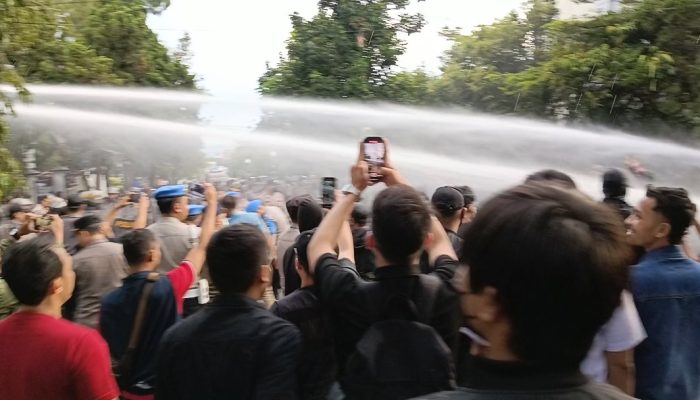 Unjuk Rasa Tolak Revisi UU TNI di Sukabumi Berujung Ricuh, 10 Orang Diamankan Polisi, 3 Lainnya Masuk Rumah Sakit