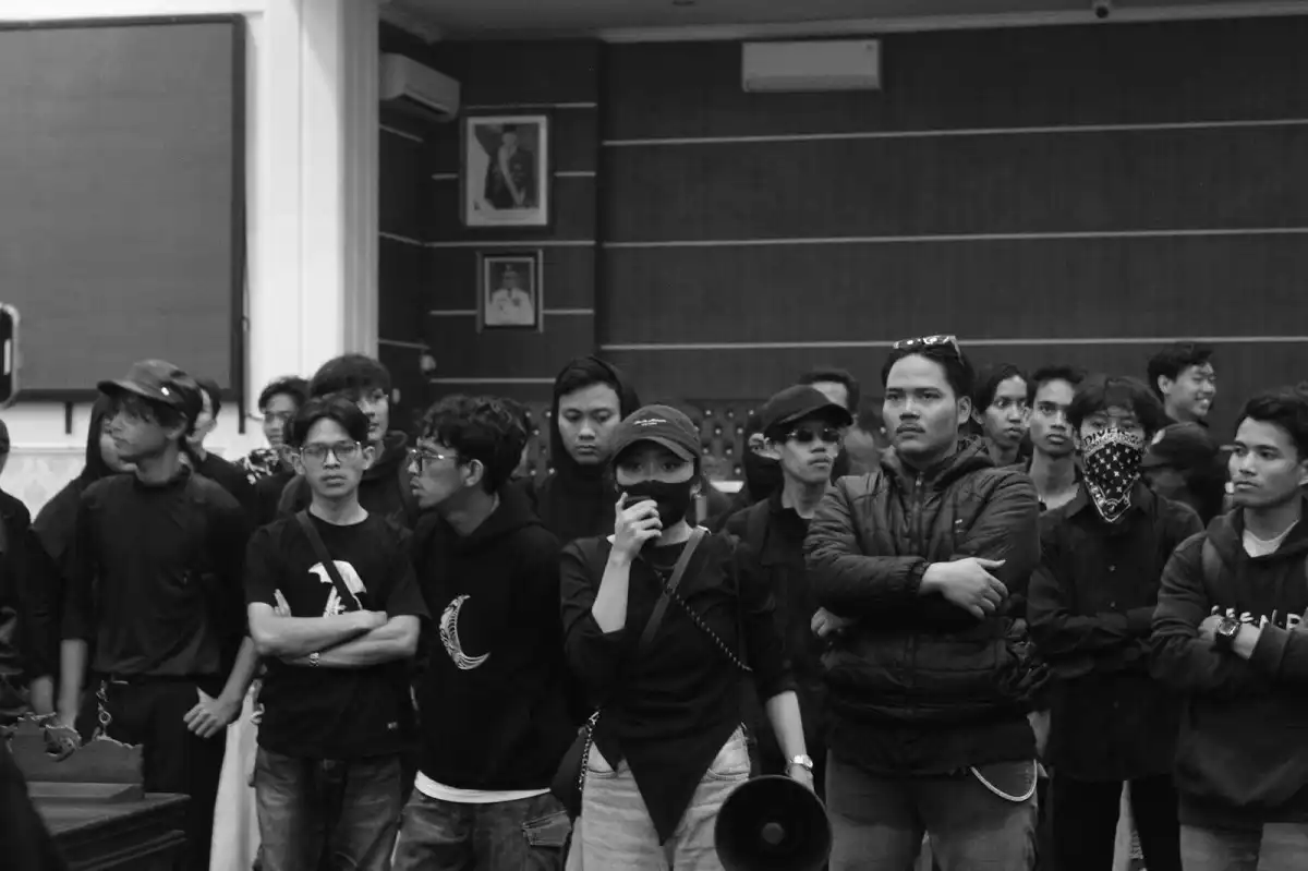 Sejumlah perwakilan AGP menyampaikan sikap mereka di ruang rapat paripurna DPRD Purwakarta, meskipun tidak ada satu pun anggota dewan yang hadir. (Foto: Istimewa)