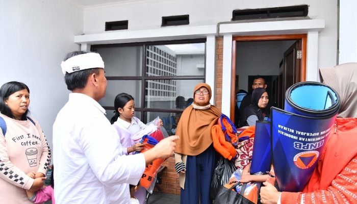 Pemdaprov Jabar Salurkan Bantuan Rp103 Juta untuk Korban Banjir Bandung Selatan