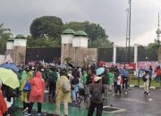 Massa Aksi Padati Gedung DPR, Tuntut Pembatalan UU TNI yang Baru Disahkan