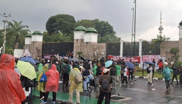Massa Aksi Padati Gedung DPR, Tuntut Pembatalan UU TNI yang Baru Disahkan