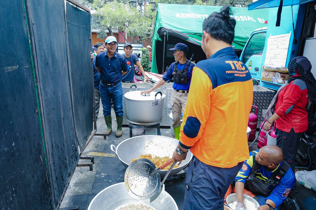 Curah Hujan Tinggi, Bandung Siaga! Evakuasi, Kesehatan, Dapur Umum hingga Mitigasi Pohon dan Banjir Diperkuat