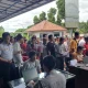 Ratusan sopir angkot terlihat antri menerima bantuan.