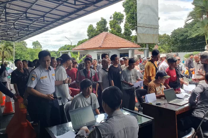 Ratusan sopir angkot terlihat antri menerima bantuan.