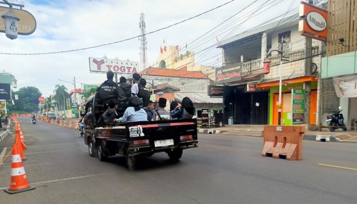 Berisiko Tinggi! Polres Purwakarta Larang Warga Berwisata Pakai Mobil Bak Terbuka
